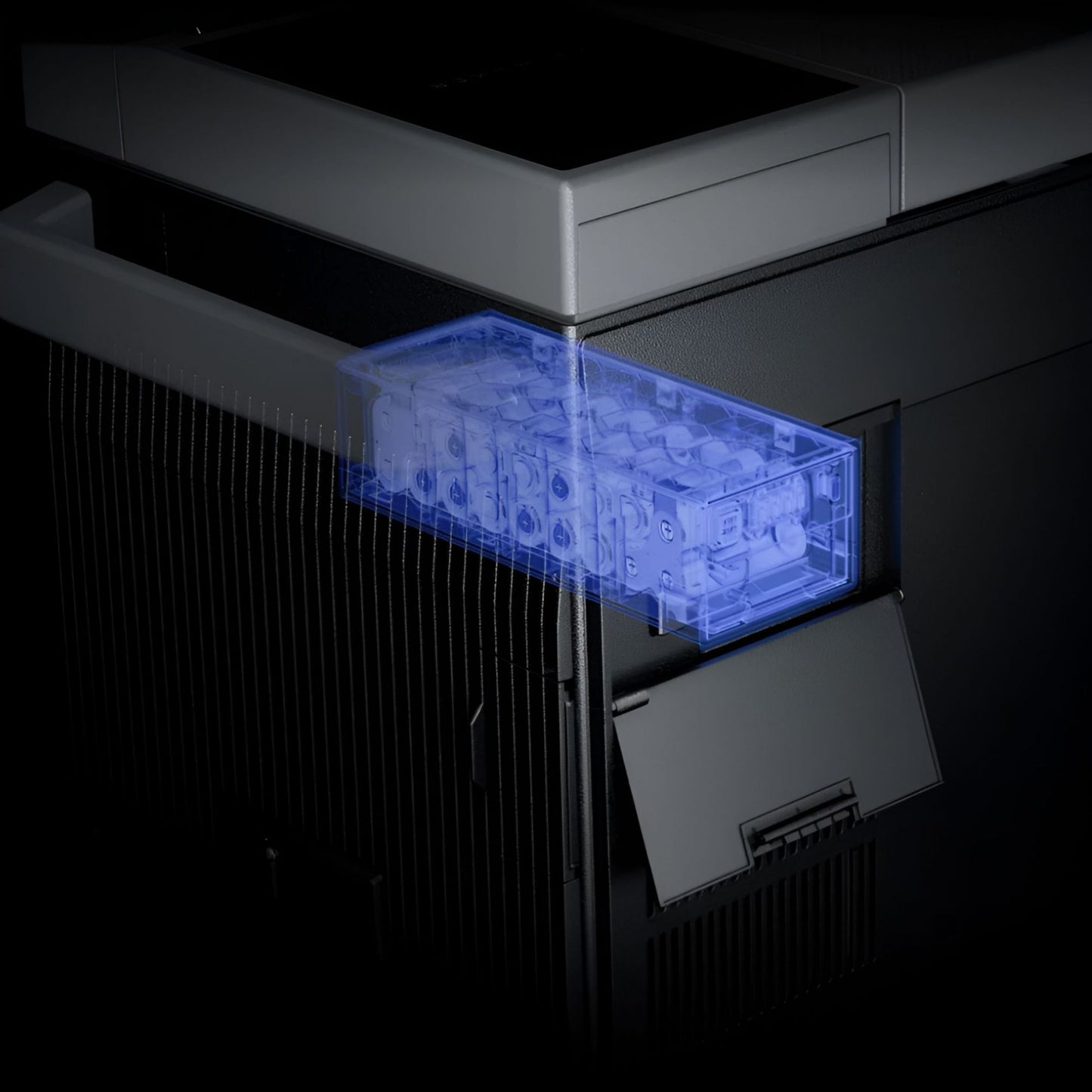 Weergave van de EcoFlow GLACIER plug-in accu tijdens installatie in het batterijcompartiment van de koelbox