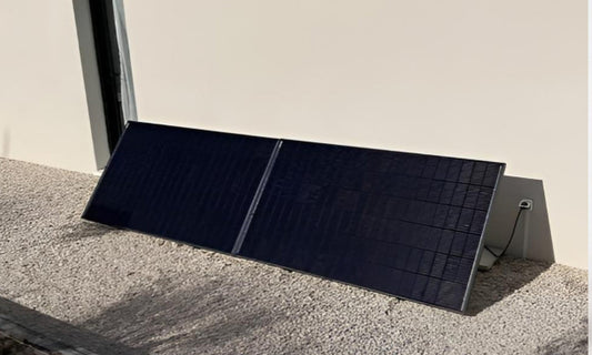 twee plug en play zonnepanelen op standaard geplaatst tegen de gevel van een huis
