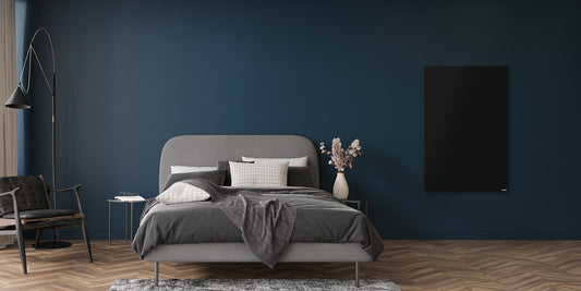 slaapkamer met bed en zwart infraroodpaneel aan de muur