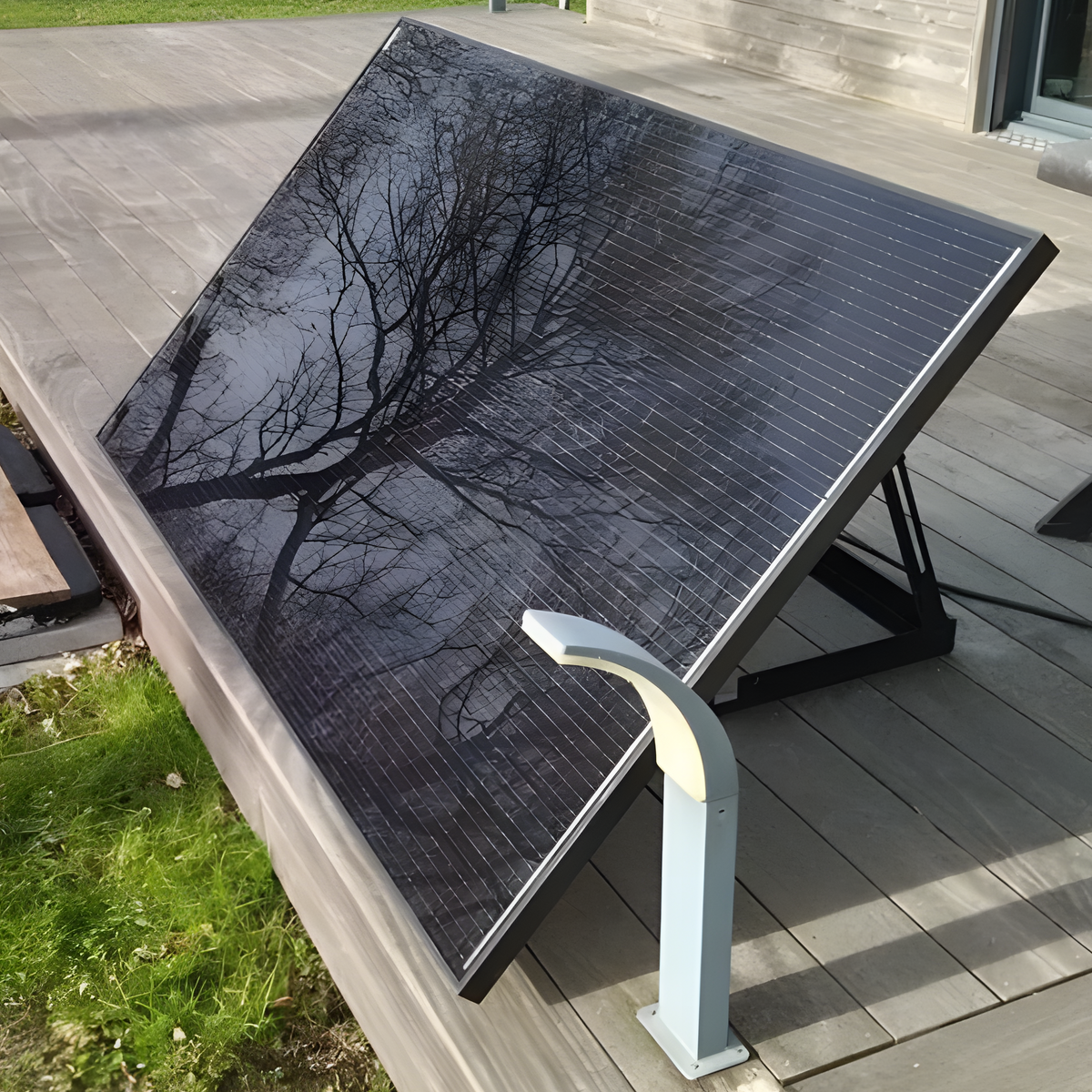 Belga Solar plug en play zonnepaneel op kantelbare steun op terras