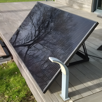 Belga Solar plug en play zonnepaneel op kantelbare steun op terras
