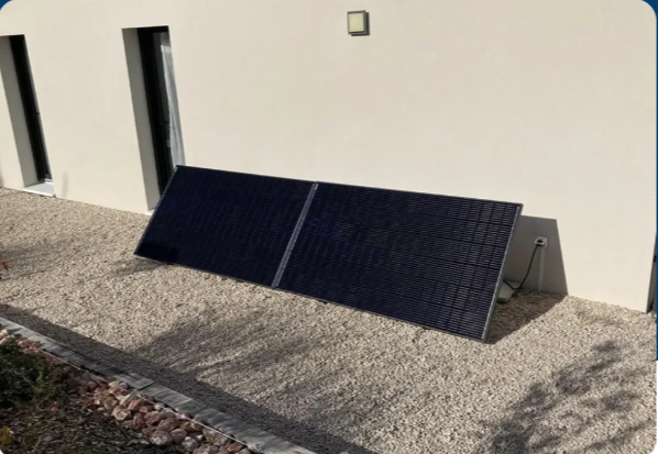 Plug & Play zonnepanelen op de grond bij een huurwoning, eenvoudig te plaatsen en mee te verhuizen naar een nieuwe woonst.