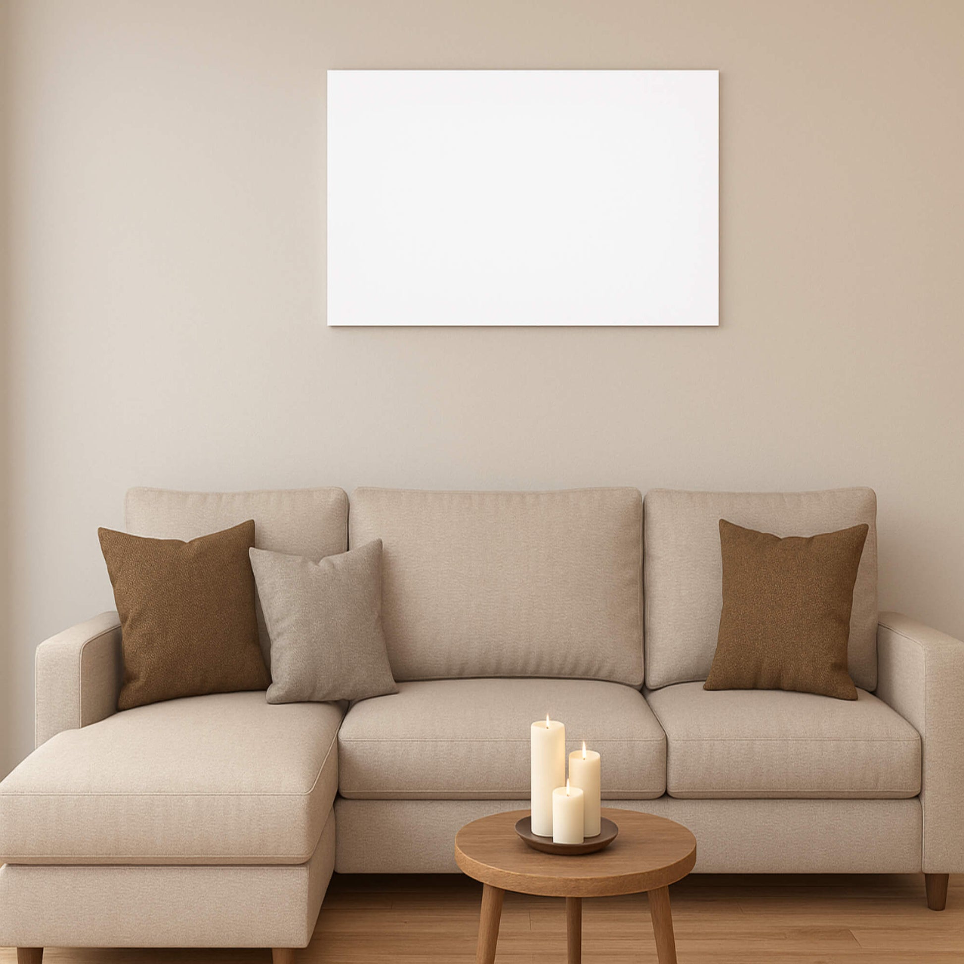 Metalen infraroodpaneel aan de muur in een modern beige interieur boven een hoekzetel.