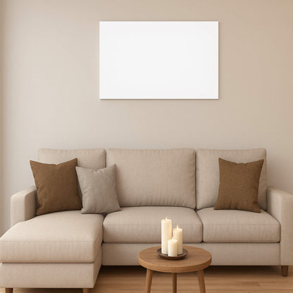 Metalen infraroodpaneel aan de muur in een modern beige interieur boven een hoekzetel.