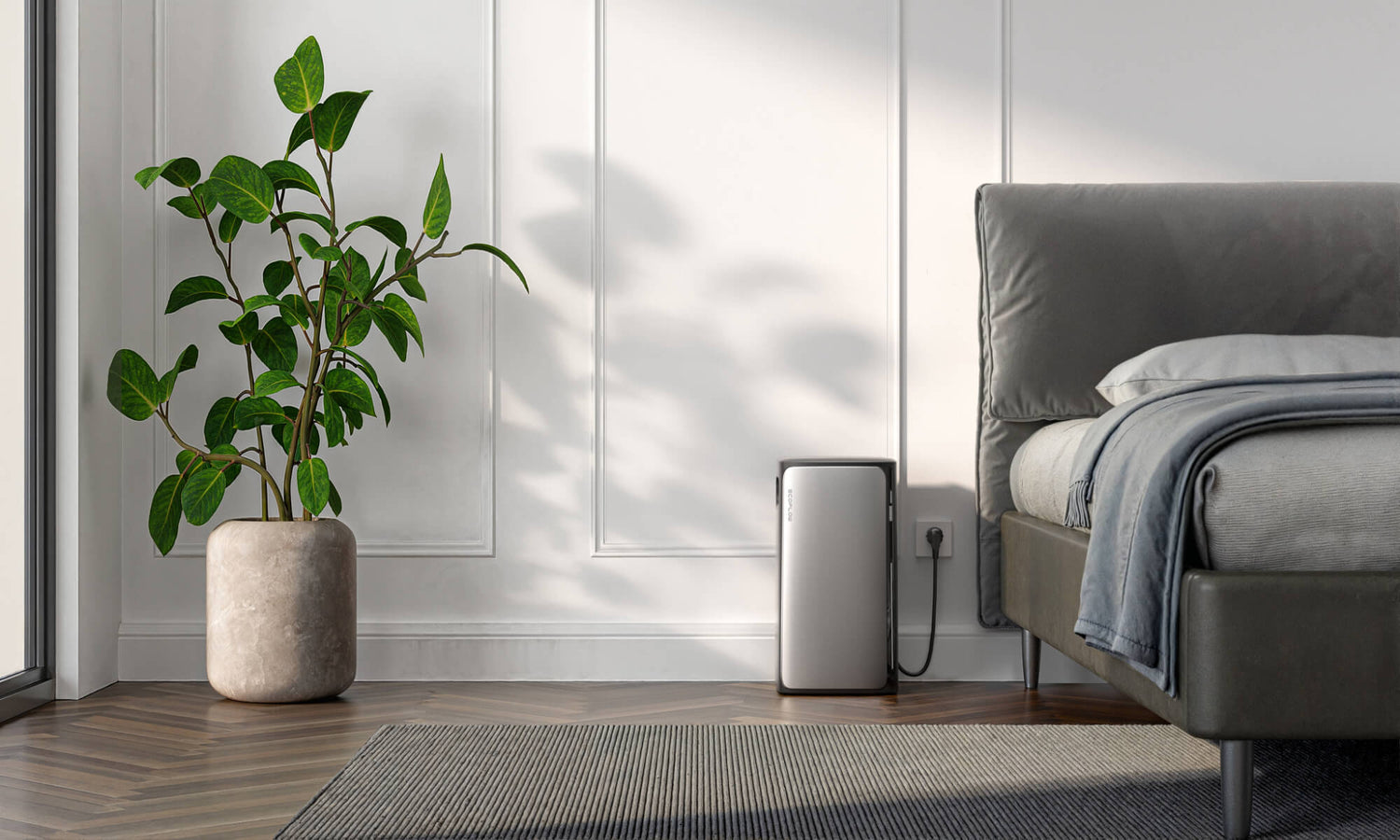 EcoFlow STREAM Pro hybride thuisbatterij naast een bed in moderne slaapkamer met houten vloer en kamerplant