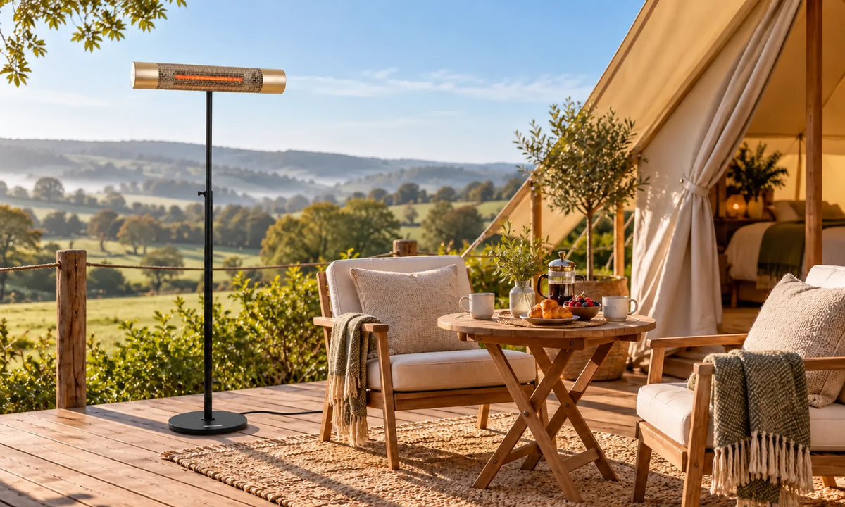 Gouden Herschel CALIFORNIA 2000 W infrarood terrasverwarmer bij een glampingtent overdag