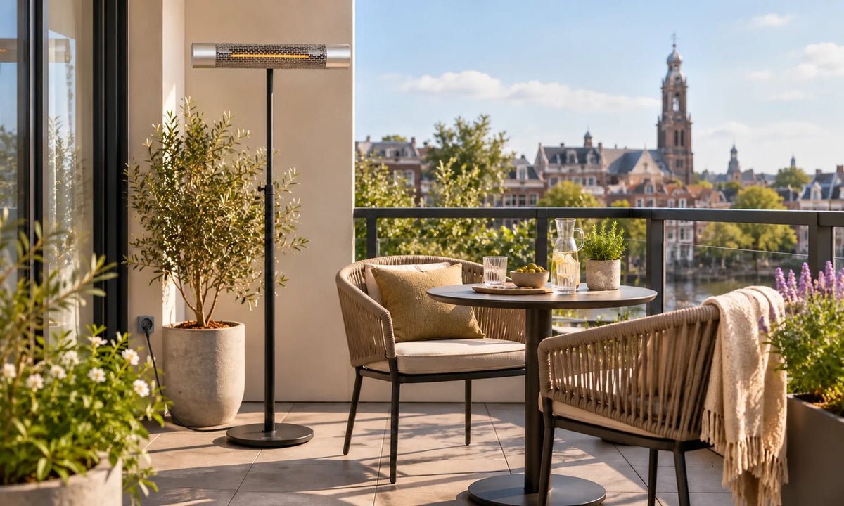 Zilveren Herschel CALIFORNIA 2000 W infrarood terrasverwarmer op een stadsbalkon overdag