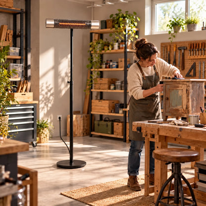 Zilveren Herschel CALIFORNIA 2000 W infrarood terrasverwarmer in een kelderwerkplaats