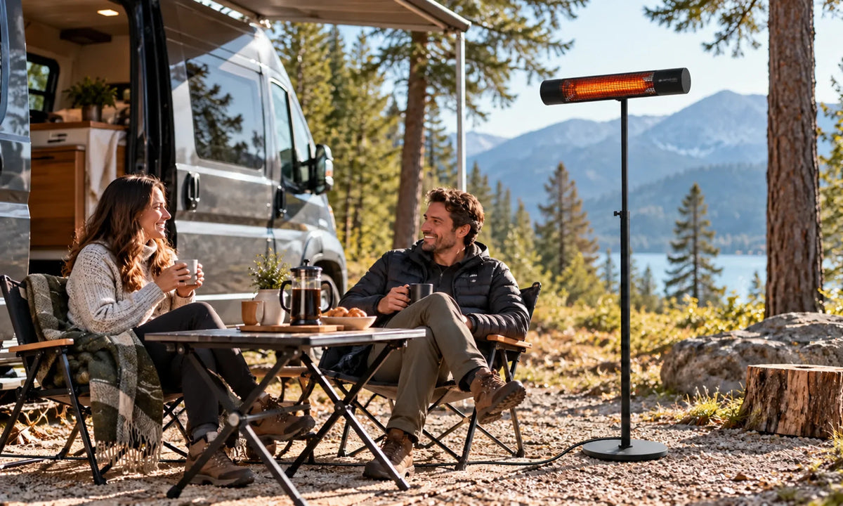 Zwarte Herschel CALIFORNIA 2000 W infrarood terrasverwarmer naast een camper op een camping
