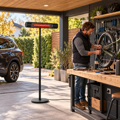 Zwarte Herschel CALIFORNIA 2000 W infrarood terrasverwarmer in een carport met fietsreparatie