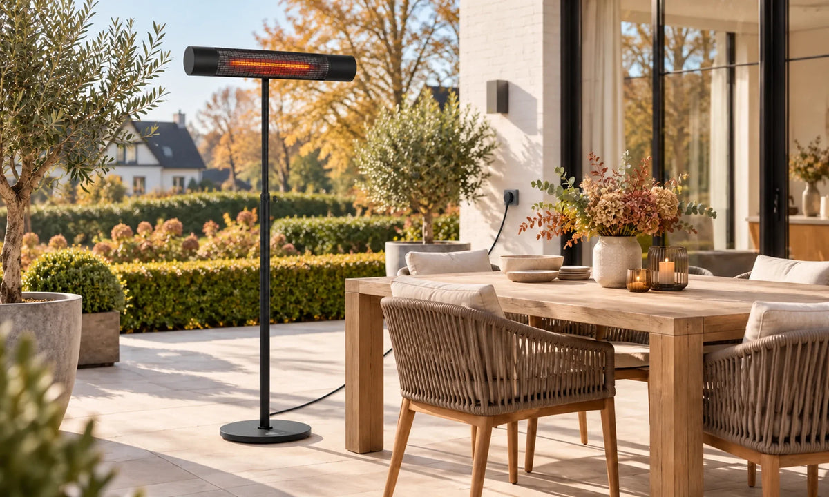 Zwarte Herschel CALIFORNIA 2000 W infrarood terrasverwarmer bij een eettafel op een modern terras overdag