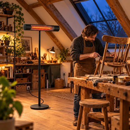 Zwarte Herschel CALIFORNIA 2000 W infrarood terrasverwarmer in een zolderwerkplaats