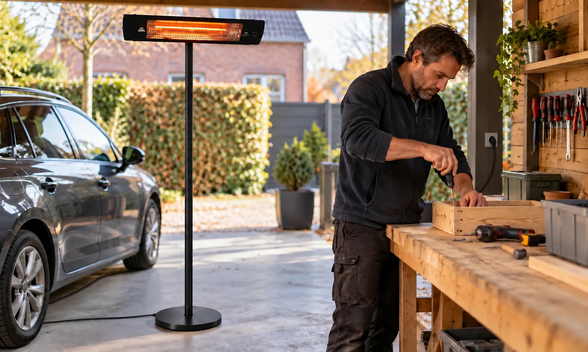 Zwarte Herschel COLORADO 2500 W op zwarte standaard bij een werkplek in de carport