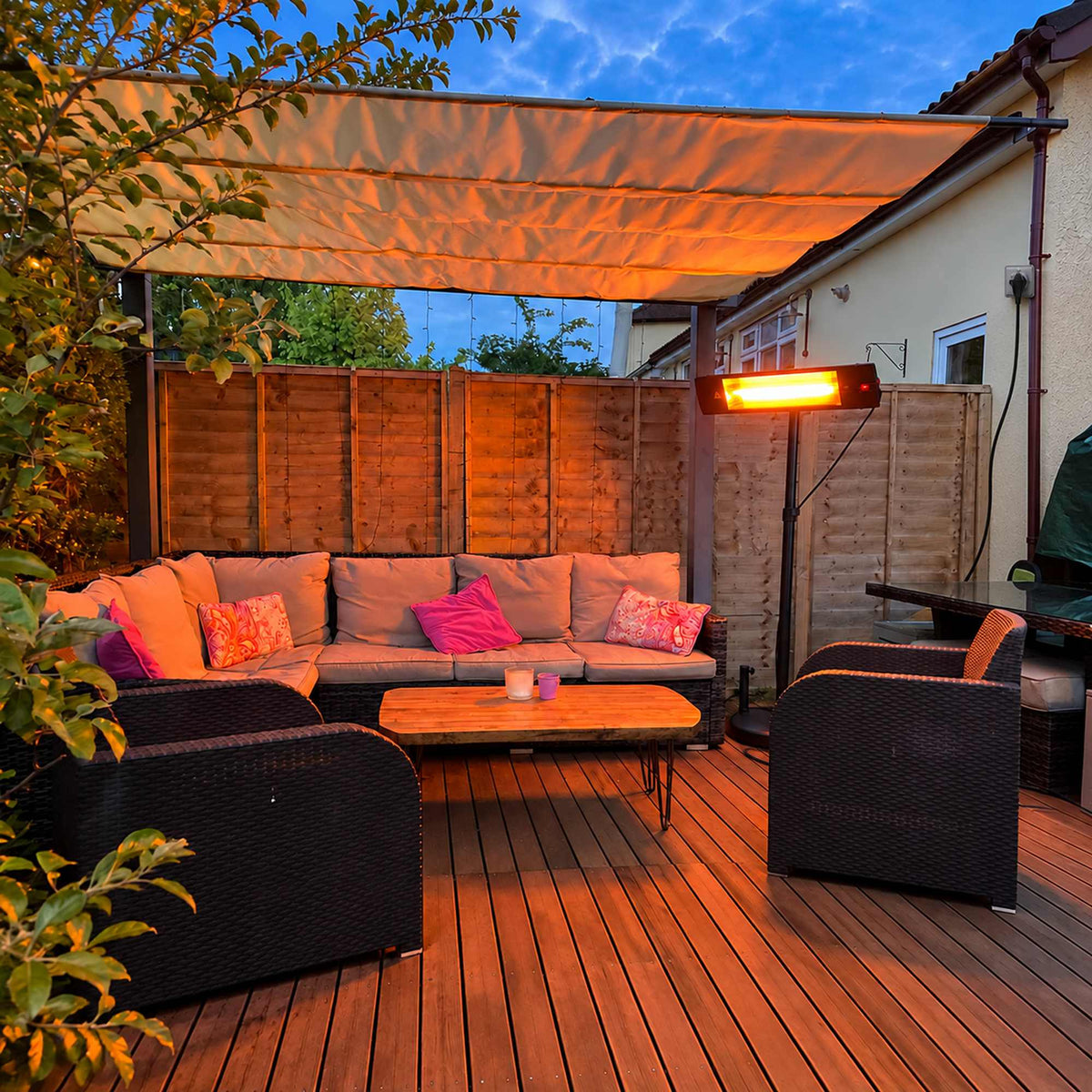 Zwarte Herschel COLORADO 2500 W infrarood terrasverwarmer op zwarte standaard bij een loungeset onder een overkapping