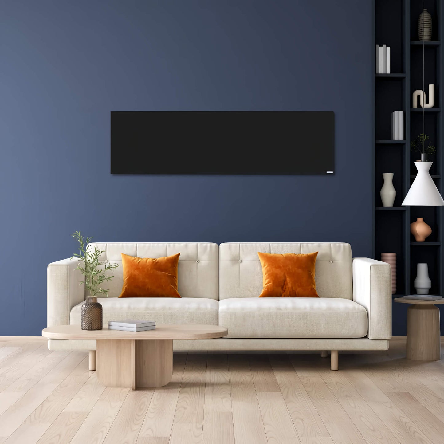 Zwart infraroodpaneel gemonteerd aan een donkerblauwe wand boven een beige sofa in een moderne woonkamer 