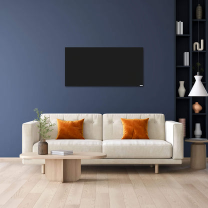 Zwart infraroodpaneel gemonteerd aan een donkerblauwe wand boven een beige sofa in een moderne woonkamer