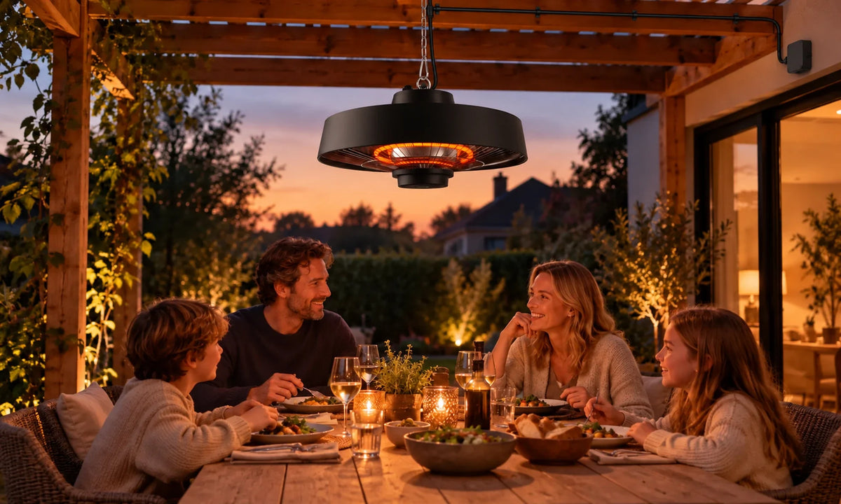 Zwarte Herschel HAWAII 2000 W hangende infrarood terrasverwarmer boven een eettafel onder een pergola