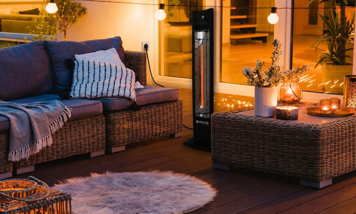 Herschel MALIBU 2000 W zwarte infrarood terrasverwarmer naast een zitbank buiten