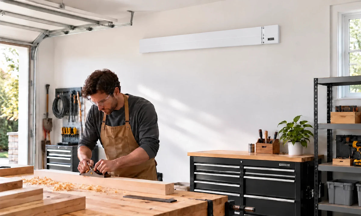 Witte Herschel SUMMIT 2600 W infraroodstraler hoog aan de muur in een garagewerkplaats