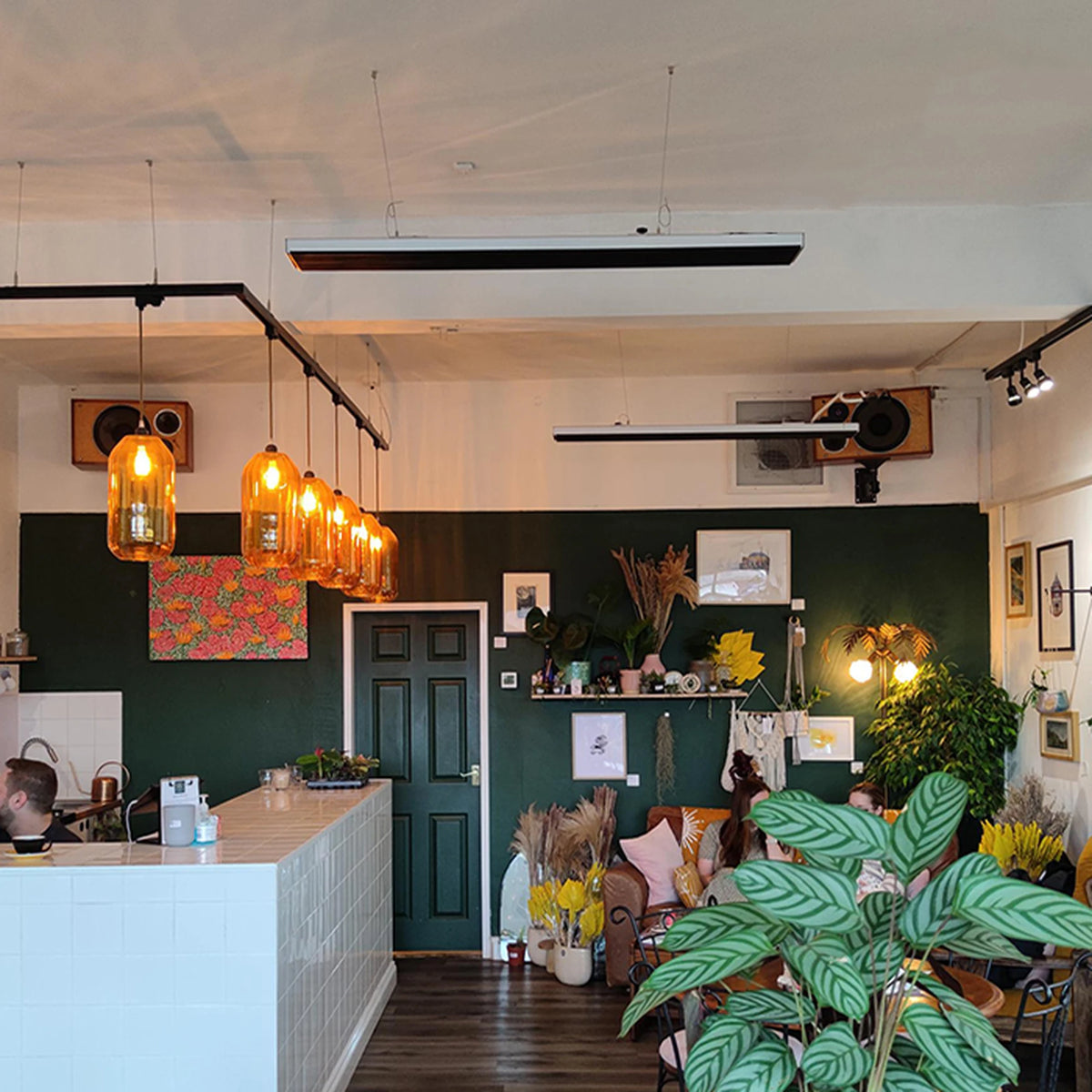 Zwarte Herschel SUMMIT 2600 W in koffiebar