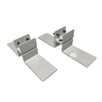 Set witte metalen vloersteunen met bevestigingsbouten voor Herschel XLS infrarood verwarmingspanelen, weergegeven tegen een witte achtergrond