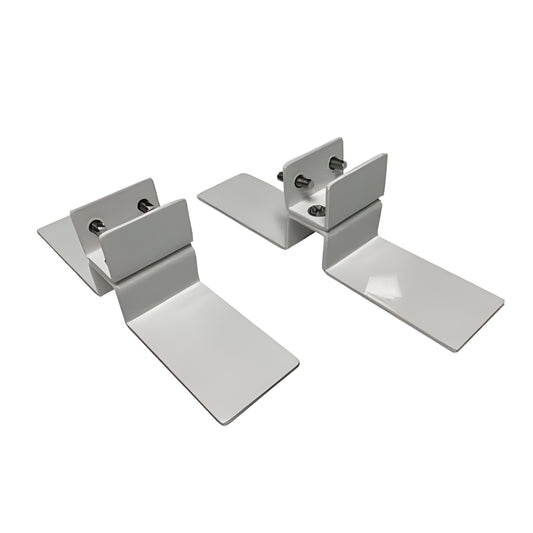 Set witte metalen vloersteunen met bevestigingsbouten voor Herschel XLS infrarood verwarmingspanelen, weergegeven tegen een witte achtergrond