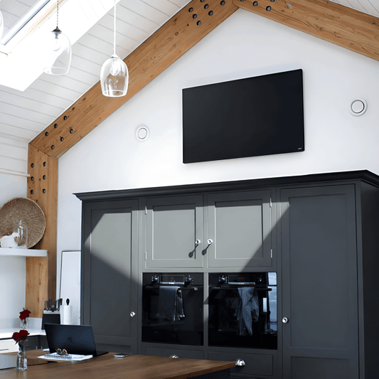 zwart infraroodpaneel gemonteerd boven keukenkasten