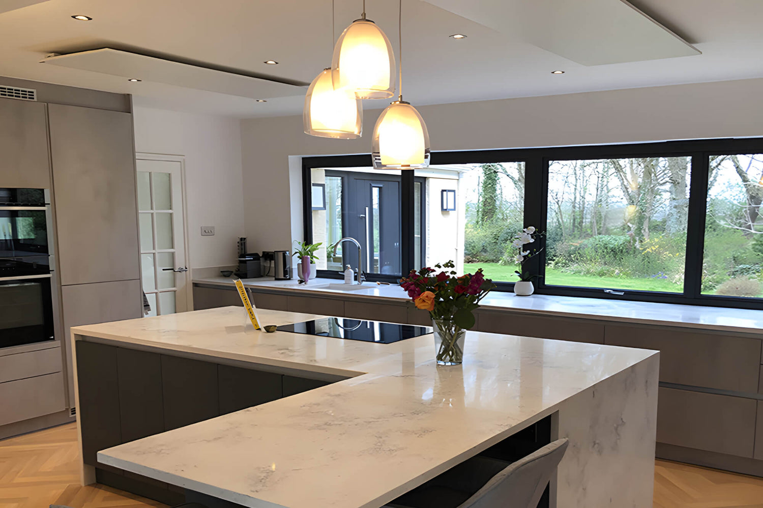 twee witte infraroodpanelen geïntegreerd op het plafond van een moderne keuken