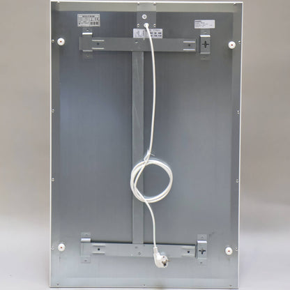 Achterzijde van wit Nova infrarood verwarmingspaneel met metalen montagebeugels, voedingskabel en zichtbare stekker