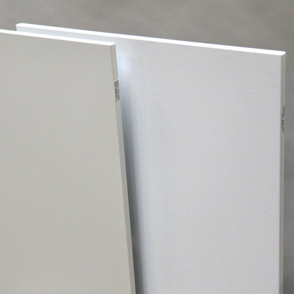 Twee witte Nova infrarood verwarmingspanelen naast elkaar met verschil tussen glad oppervlak en fijne structuur