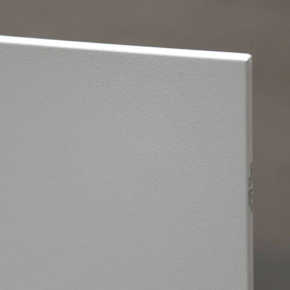 Close-up van wit Nova infrarood verwarmingspaneel met zichtbare fijne oppervlaktestructuur