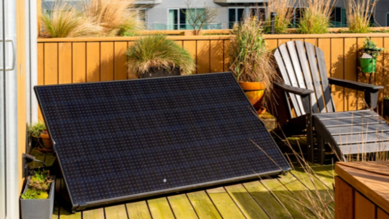 1 Plug & Play zonnepaneel op het terras van een appartement-zwart